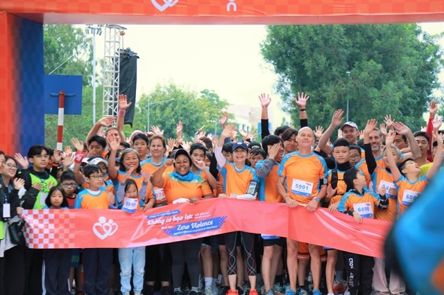 2,000 people in Hà Nội run for zero violence against women and girls