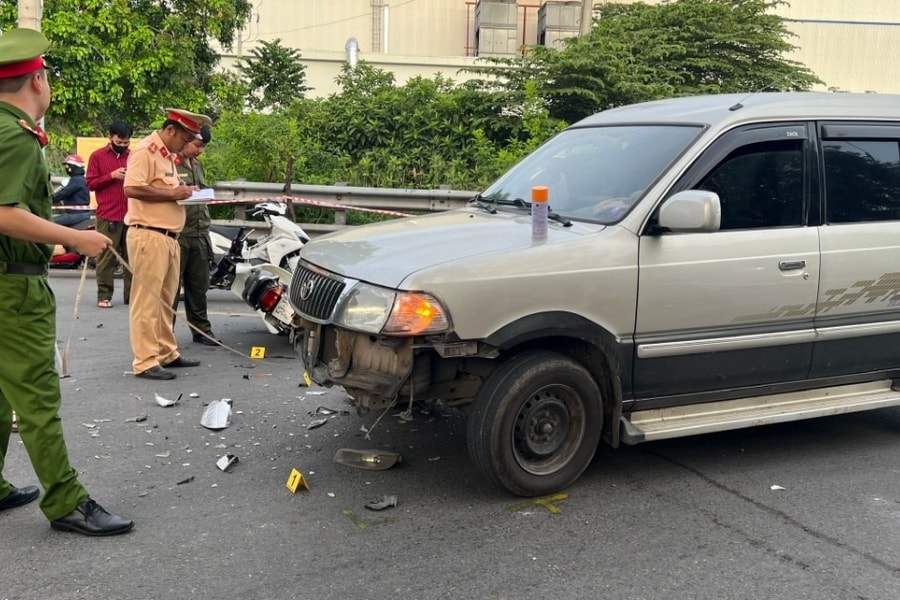 Xe máy đối đầu ô tô lúc sáng sớm, hai người thương vong