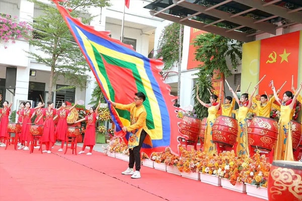 Con tôi phải 'trả giá' khi mẹ góp ý với ban phụ huynh chuyện chi tiền