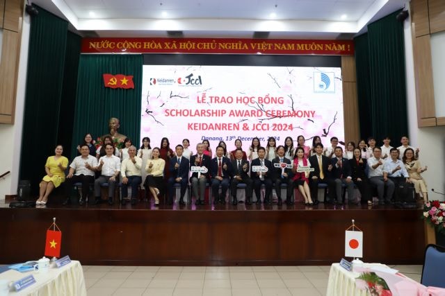 Đà Nẵng University students receive scholarships from Japanese partners