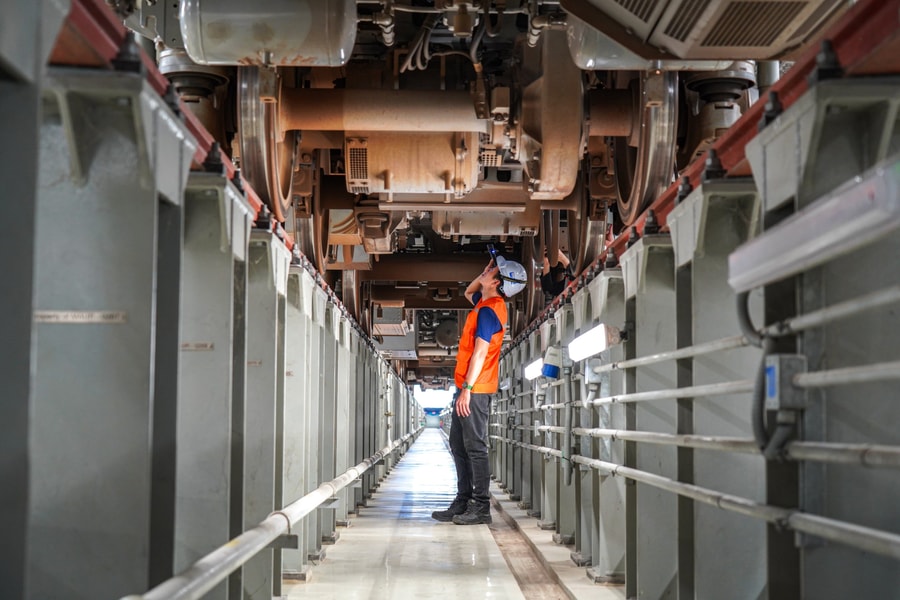 Ngày làm việc thầm lặng của người 'giữ sức khỏe' tàu metro Bến Thành - Suối Tiên