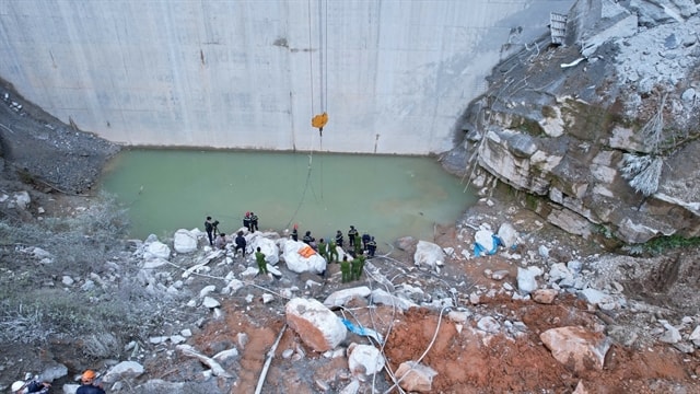 Scaffolding collapse at Đăk Mi 1: rescue teams race against time for missing workers